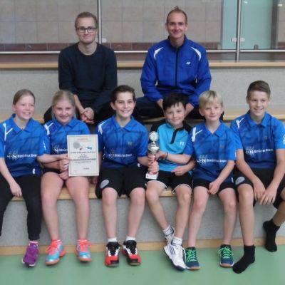 Das Meisterteam (v.l.): Vanessa Fiß, Charlotte Six, Tom Burg, Jonas Lau, Jonte Mensink und Bjarne Hahn. Oben: Die Betreuer Enrico Jakobi und Julian Hildebrandt